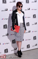 组图：Key宋茜IVY出席活动墨镜帅气十足