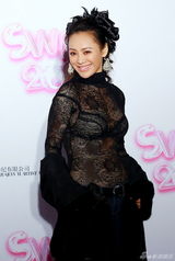 组图：众星齐聚千易周年庆 刘烨吻爱妻宁静爆乳