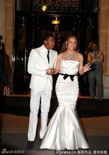 组图：凯莉庆结婚周年秀恩爱 纯白礼服再现求婚戏码