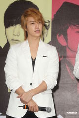 组图：SJ-M台北签唱会 兄弟情深互喂台湾小吃