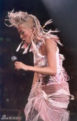 策划：回顾梅艳芳经典舞台 百变造型成传奇