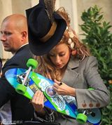 组图：Gaga灰色套裙离开酒店 招牌挥手贵气十足