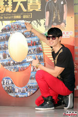 组图：吴建豪不惧跳水危险 盼能放假休息