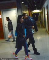 组图：蔡少芬录节目至深夜 抱熟睡女儿回酒店