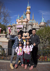 组图：小S全家新年赴迪士尼度假温馨照
