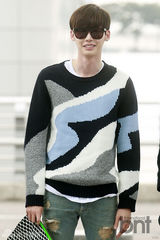 组图：李钟硕飞赴中国站台 休闲装似阳光男孩