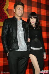 组图：黄小柔出嫁盼造人 穿低胸婚纱挽老公亮相