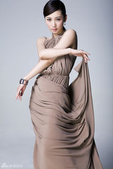 组图：徐筠新写真华贵性感  凸显女王霸气风范