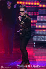 组图：尹施允捧场好友李正个唱献声抢镜