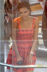 幻灯图集：辣妹维多利亚性感印花粉裙返回伦敦