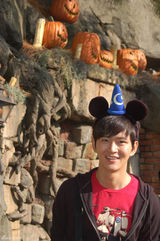 高清组图：黄明游玩东京迪士尼 重返童年欢乐时光