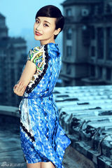 组图：傅淼蓝色冷艳大片 复古红唇展王后气场