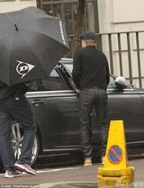 组图:小贝现身《秘密特工》片场 三位公子探班