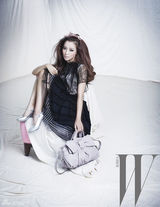 高清图：金喜善拍影像宣传自家品牌 尽展优雅气质