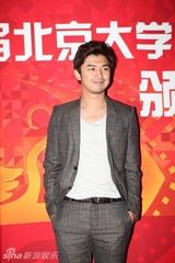 组图：张雨绮陈柏霖等群星现身北京大影节红毯