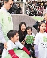 组图：伏明霞一家五口列队出游 教子有方似野营拉练