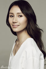 组图：袁泉清雅白衣写真韵味独特似空谷幽兰