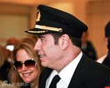 幻灯图集：特拉沃尔塔携全家抵达南非 助阵世界杯