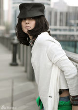 组图：吴岱凝随性写真曝光 轻熟女状态令人羡慕