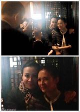 组图：章子怡刘嘉玲贴面 收玫瑰甜蜜微笑