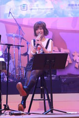 组图：李克勤郑欣宜开唱 鼓励年青人追梦