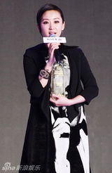 组图：苗圃受封2011年度领潮女星 热衷公益引领风潮