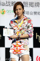 组图：张根硕白色情人节来京 性感裤装抢镜