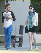 组图：海瑟薇与老公外出用餐 休闲热裤秀美腿