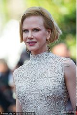 组图：妮可走秀精致长裙华贵 与李安牵手热聊