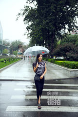 明星爱街拍：袁姗姗化身雨中精灵大步前行