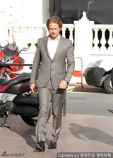 组图：杰拉德-巴特勒曝街头照 西装革履一脸严肃