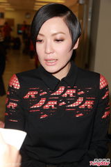 组图：田蕊妮开嗓献声慈善紧张 美艳似郑秀文