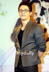 组图：朴正雅Alex等出席新剧《笑吧，东海》记者会