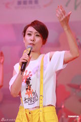 组图：李克勤郑欣宜开唱 鼓励年青人追梦