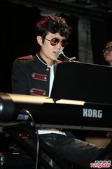 组图：方大同来台开唱黑超耍酷 陶晶莹亮相助阵