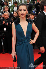 组图：李冰冰戛纳走红毯 深V长裙简约性感