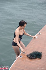 组图：《法网嚣雄》探班 王君馨比基尼上演出浴记