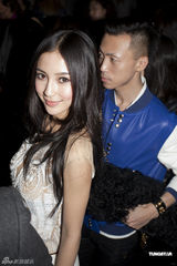 组图：Anglebaby透视装现身巴黎 获设计师力邀见