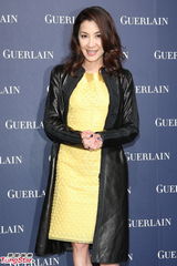 组图：杨紫琼黄色紧身洋装现身 为保养品站台