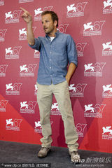 高清图组：《在某处》亮相 童星艾丽-范宁可爱登台