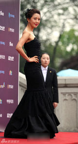 组图：金熙爱亮相百想红毯 曳地镂花黑裙高雅