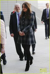 组图：威廉王子夫妇手势默契 凯特孕肚笑容灿烂