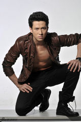 组图：李金哲拍摄硬汉写真 野性魅力深沉内敛