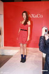 组图：谢婷婷出席时装秀 穿红色连身裙显性感