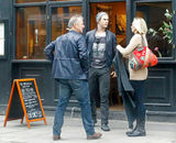 高清图：克里斯-海姆斯沃斯现身伦敦 吐舌表情多