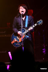 高清组图：伍佰开唱钮承泽站台 合唱《浪人情歌》