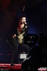 组图：S.H.E秀磅礡鼓技 压轴扛台北跨年