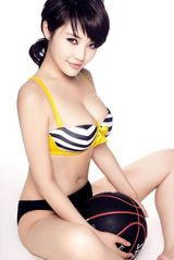 组图：女星徐冬冬拍篮球写真 庆男篮亚锦赛夺冠
