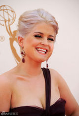 组图：凯莉-奥斯本大挤乳沟性感勾魂 险露点忙转身