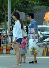 组图：王岳伦发福带女儿逛超市 随行带跟拍人员